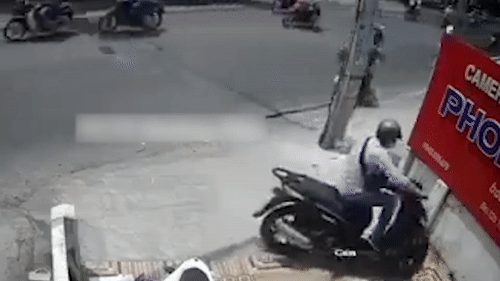 Trom vut xe may bo chay khi bi chu nha truy duoi o TP.HCM hinh anh