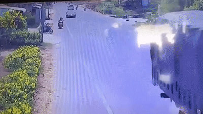 Xe may dot ngot lao ra duong bi oto dam trung hinh anh