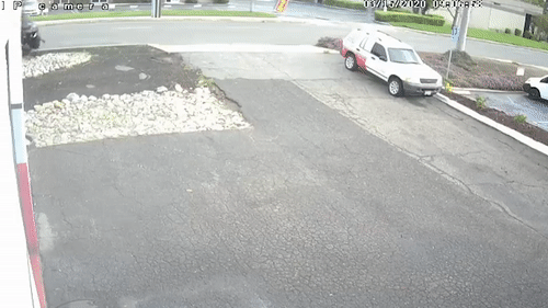 Trom lai oto lao vao via he lat ngua khi bi canh sat truy duoi hinh anh