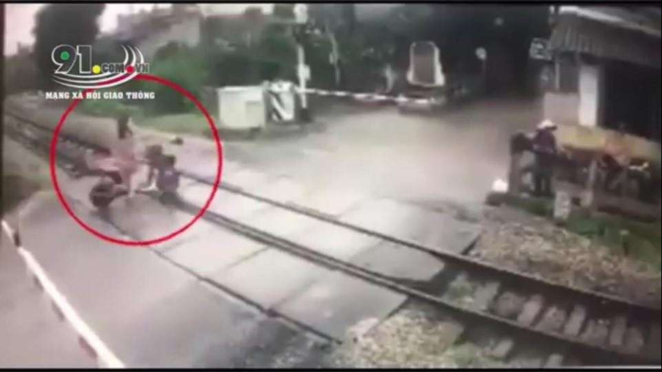 Co vuot qua duong sat, co gai bi tau hoa tong chet hinh anh