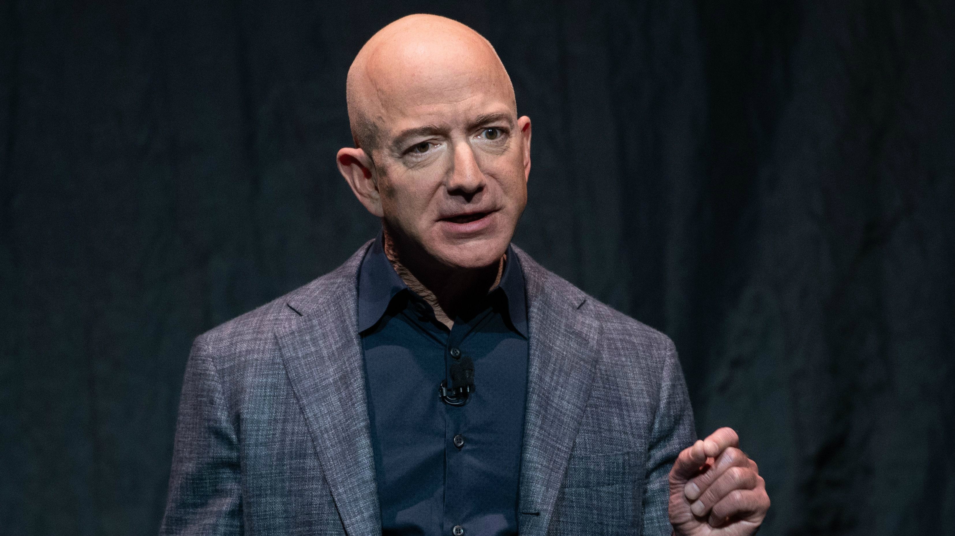 Jeff Bezos tien phong tim cach khien con nguoi 'bat tu' hinh anh