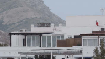 Nguoi dan ong chay bo tren san thuong trong luc tu cach ly o nha hinh anh