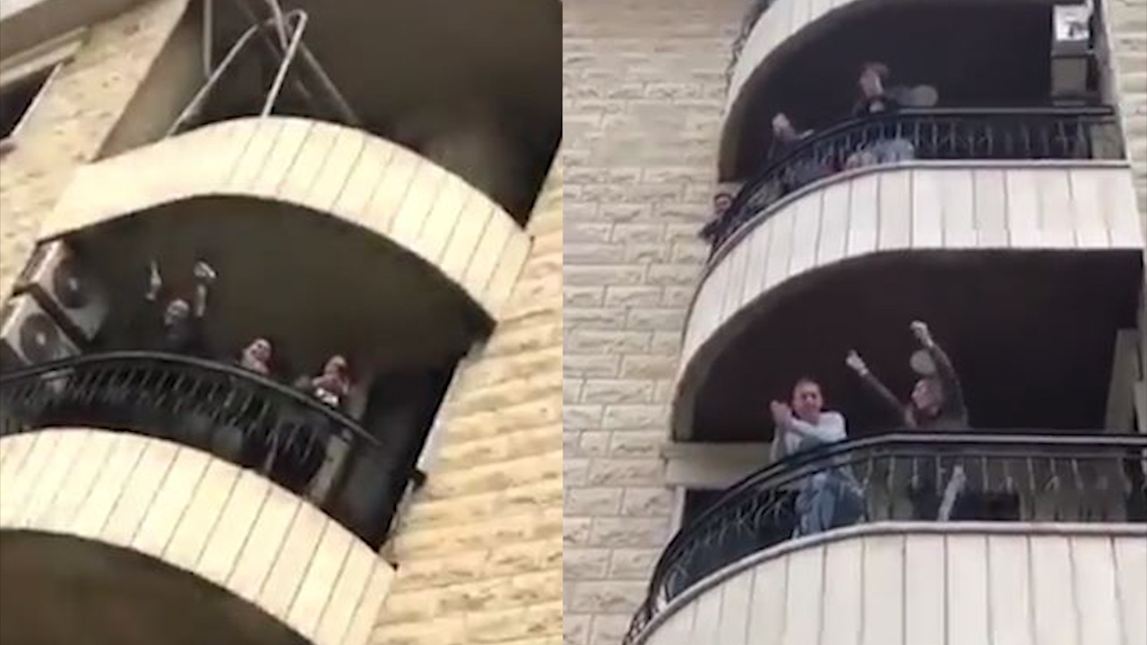 Nguoi dan nhay mua tren ban cong khi o nha tranh dich hinh anh