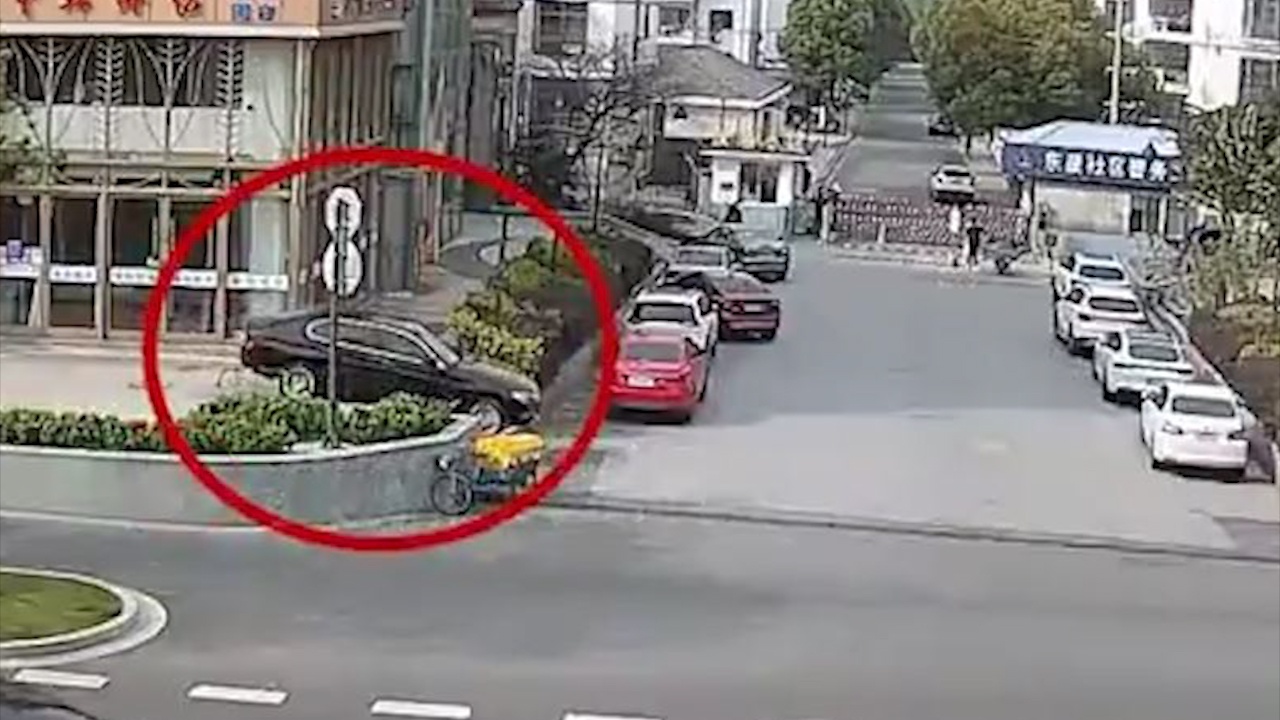 Nu tai xe lai oto xuong bac thang khien xe mac ket hinh anh