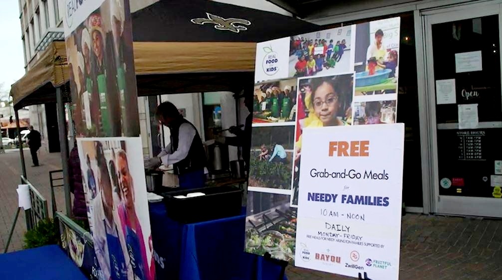 Cac nha hang phat do an mien phi cho ho gia dinh o Washington DC hinh anh