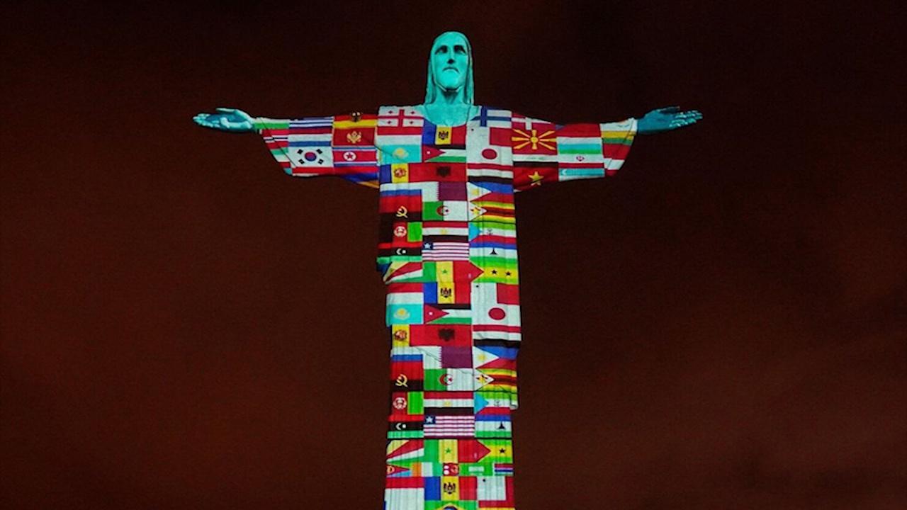 Tuong Chua Cuu the thap sang quoc ky cac nuoc cung day lui Covid-19 hinh anh