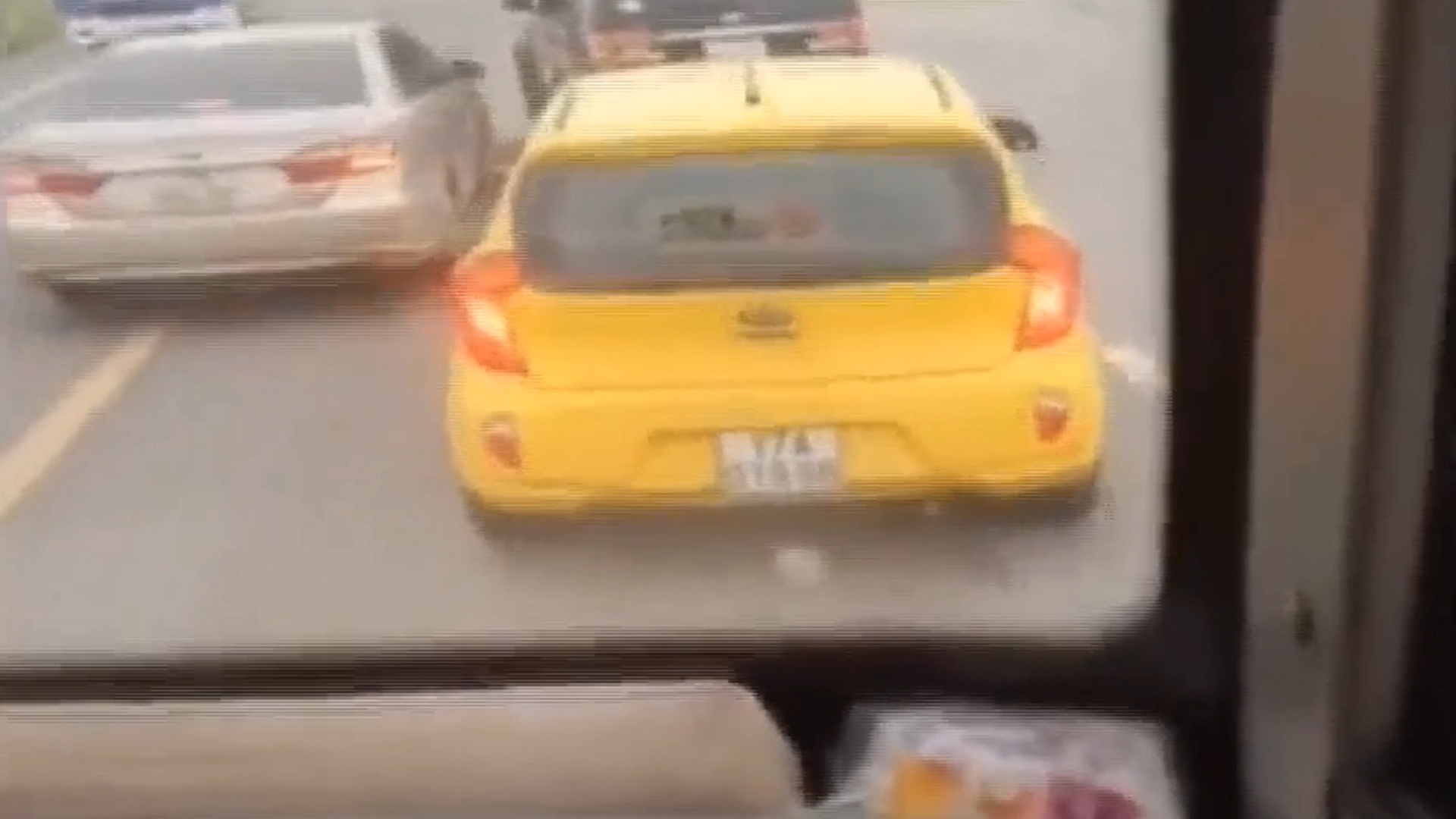 Hai oto tat dau chen ep, khong cho xe khach vuot len hinh anh