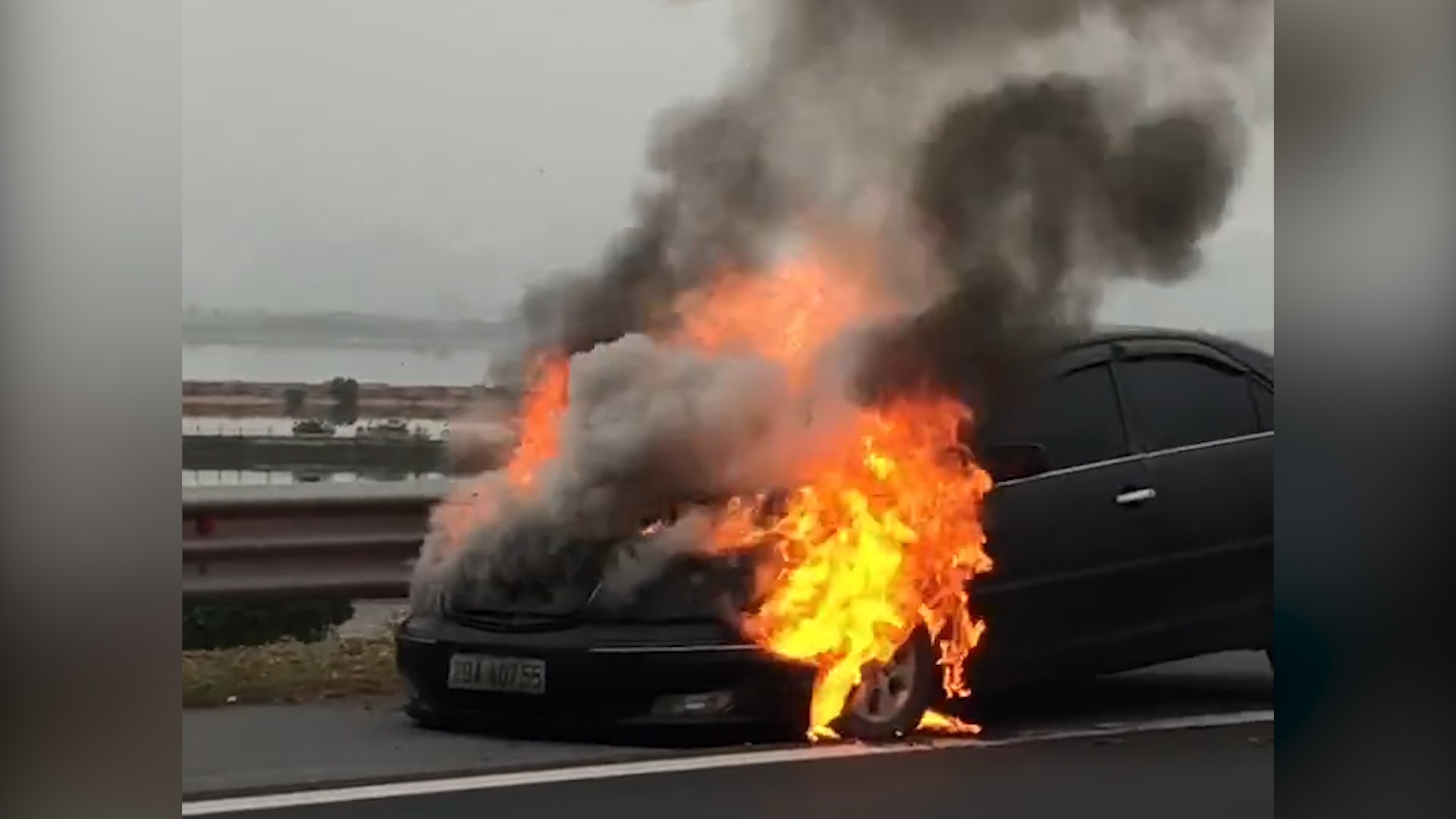 Oto boc chay tren cao toc Ha Long - Hai Phong hinh anh