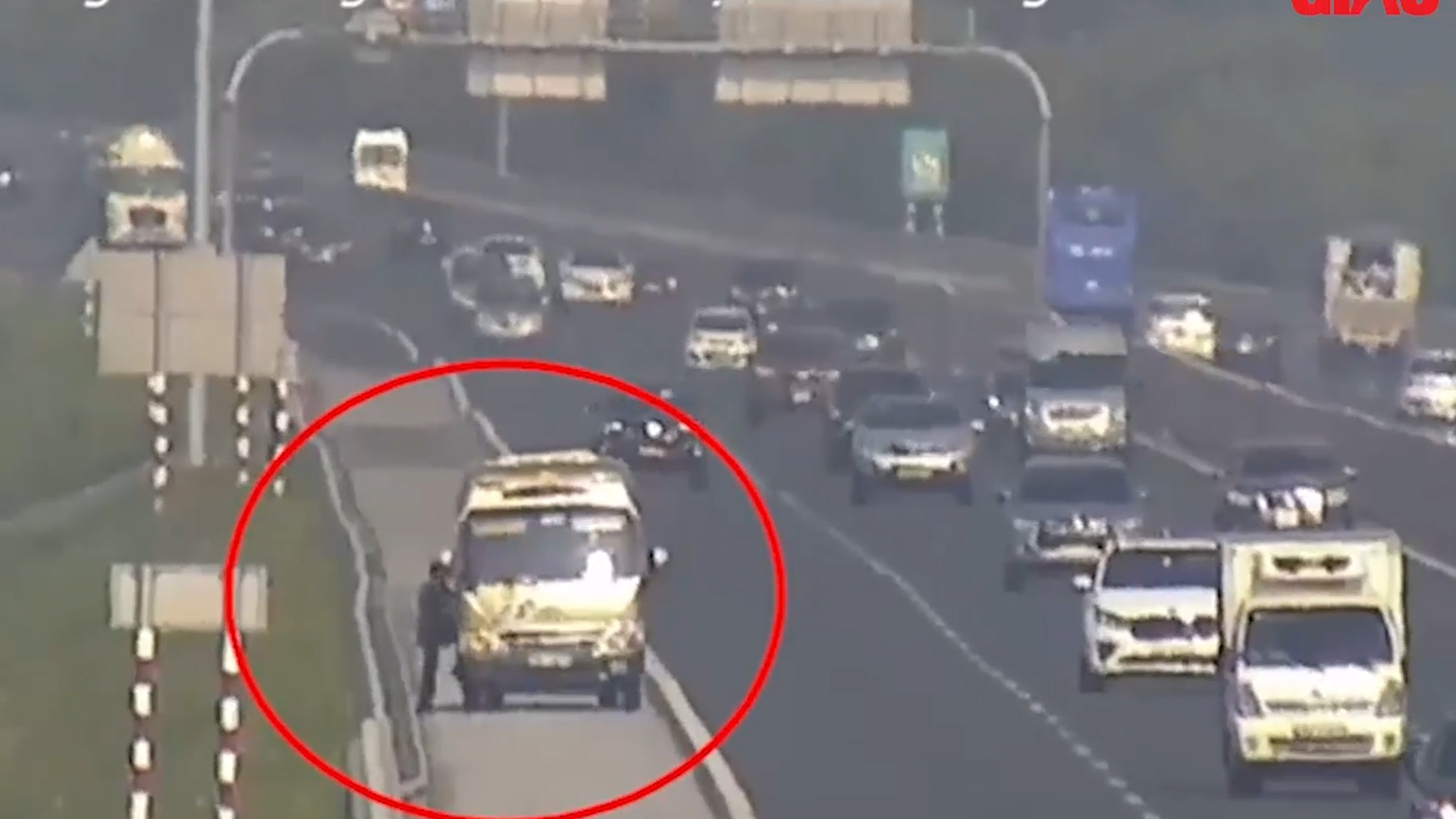 Oto dung xe bat khach tren cao toc bat chap nguy hiem hinh anh