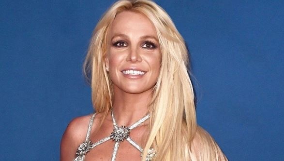 Britney Spears tap yoga tren bai bien hinh anh