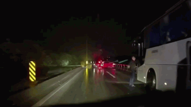 Tai xe do oto ngang duong, chan dau xe khac tren cao toc hinh anh