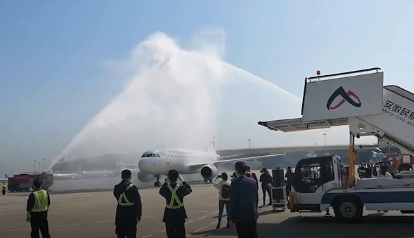 San bay Trung Quoc phun cot nuoc cao don doi y te ve tu Vu Han hinh anh