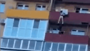 Nhan vien cuu ho do nguoi phu nu roi tu tang 15 hinh anh