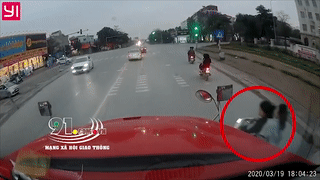 Canh xe may co tinh tat dau container roi bo chay hinh anh