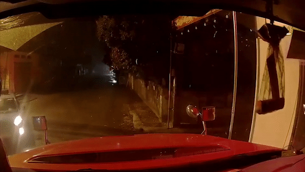 Nu tai xe lai xe taxi tong thang vao dau container dang do hinh anh