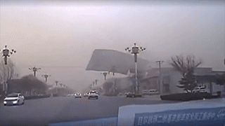 Gio thoi bay mai nha roi xuong nhieu phuong tien giao thong hinh anh