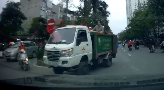 Xe rac chay nguoc chieu trong thanh pho hinh anh