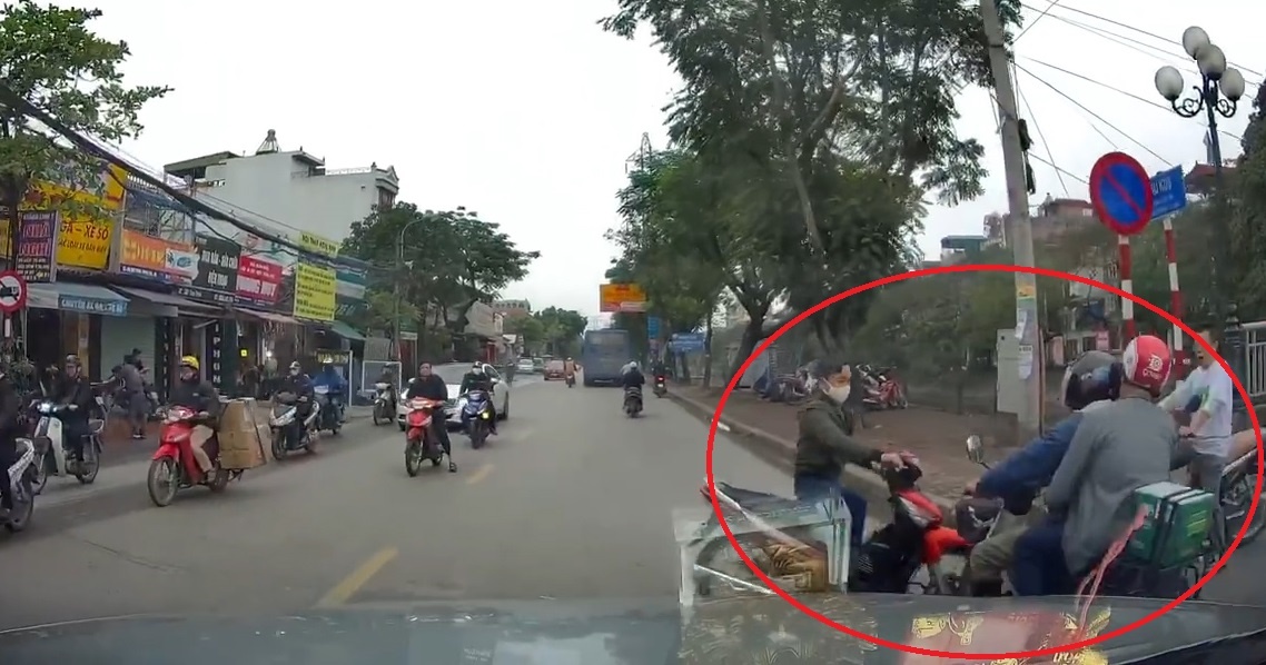 Xe may sang duong au gay tai nan cho xe khac hinh anh