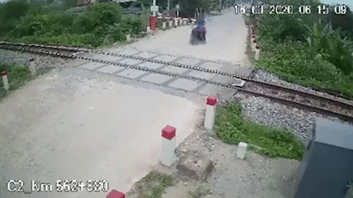 Nguoi phu nu lai xe may bi tau hoa hat vang khi co vuot duong ray hinh anh