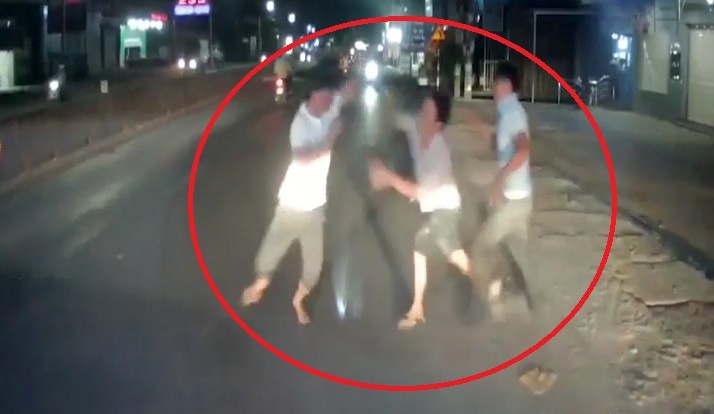 Hai thanh nien chan danh, dap pha xe khach giuong nam hinh anh