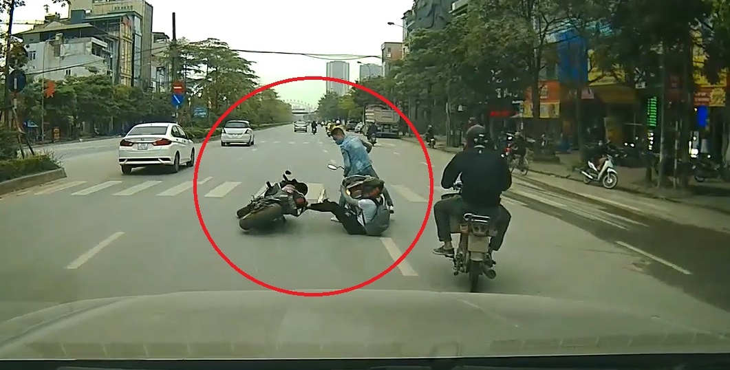 Nam thanh nien dau tran di xe may sang duong au gay tai nan hinh anh