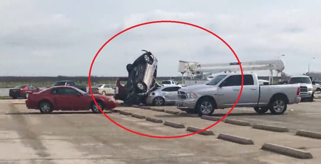 75 oto bi hat tung nhu do choi vi loc xoay hinh anh