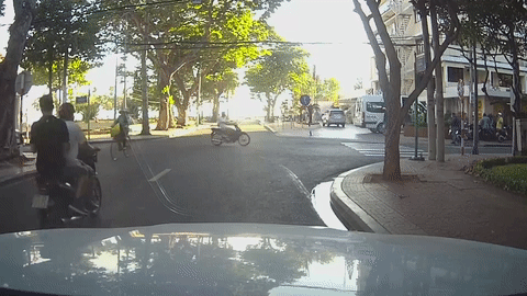 Xe may phong nhanh qua nga tu dam vao xe khac hinh anh