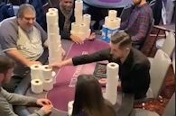 Giay ve sinh thay the tien khi choi poker o Anh hinh anh