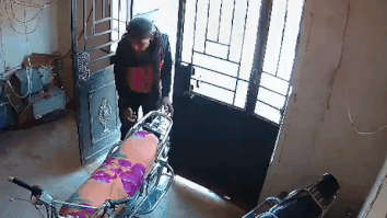 Ke gian be khoa trom xe may bi chu nha cam sung ruot duoi hinh anh