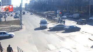 Xe cuu thuong bi oto dam giua nga tu hinh anh