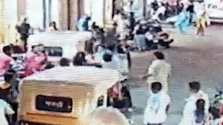 Nguoi dan ong bi danh giua duong vi hat hoi noi cong cong o An Do hinh anh