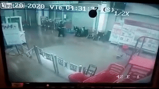 Lao xe tong nat cua hang de cuop hinh anh