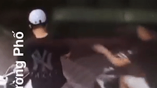 Bi cuop khi dung bam dien thoai tren via he hinh anh