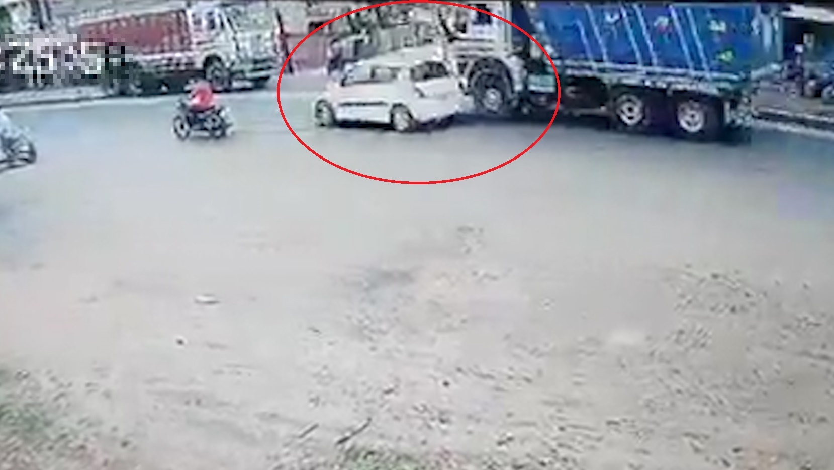 Oto vuot au bi xe tai dam lat ngua giua duong hinh anh