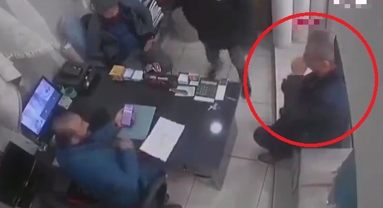 Dam dong bo chay tan loan khi nguoi dan ong hat hoi tren ban lam viec hinh anh