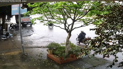 Tai xe xe may sang duong au bi xe khac dam trung hinh anh