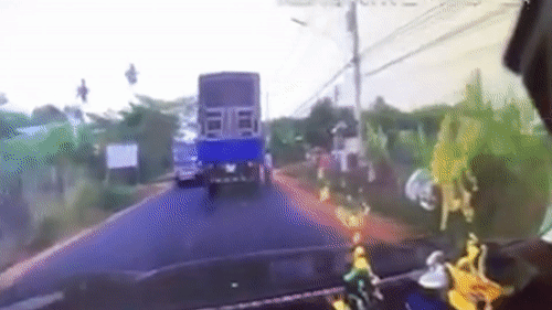 Xe tai gay tai nan cho xe dap roi bo chay hinh anh