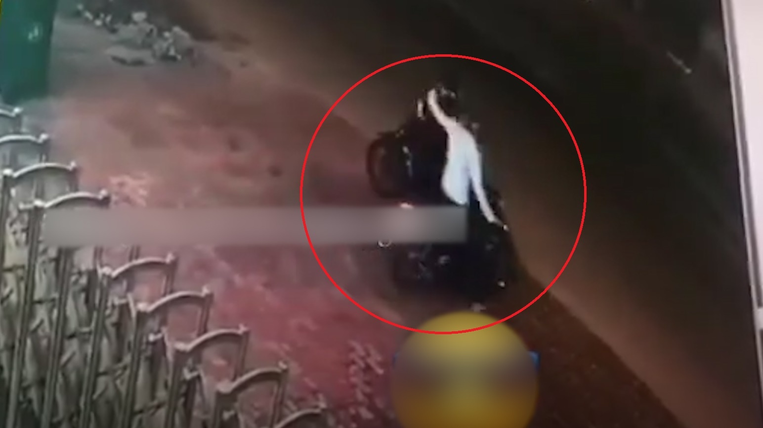 Ke cuop giat dien thoai nga xe duoc dong bon giai vay hinh anh