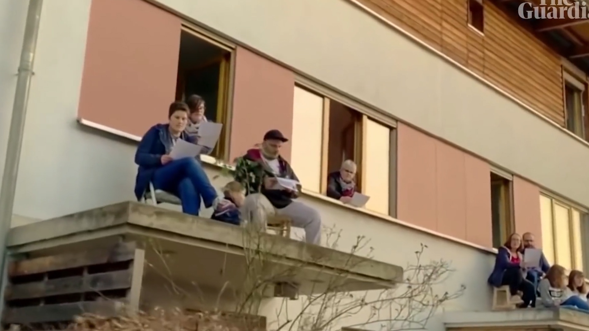 Nguoi dan Duc leo len mai nha hat Bella Ciao co vu Italy hinh anh