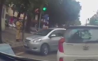 Canh oto di vao duong nguoc chieu gap chot CSGT hinh anh