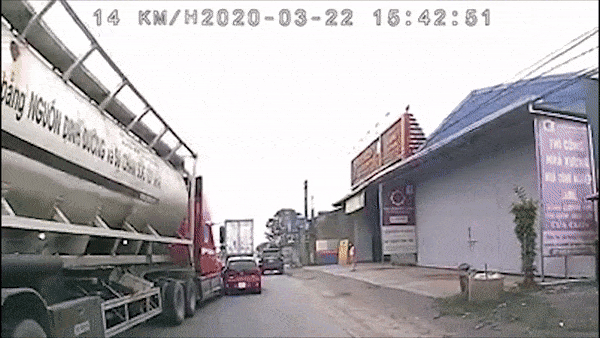 Chen lan nhau trong duong nho, oto bi xe bon tong xoay ngang hinh anh