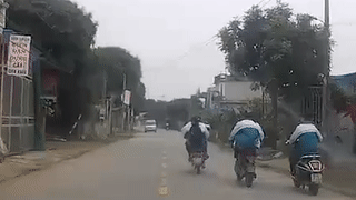 Hoc sinh boc dau xe nga ra giua duong hinh anh