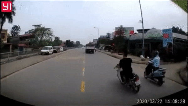 Phong nhanh vuot au, thanh nien di Dream bi xe taxi tong truc dien hinh anh