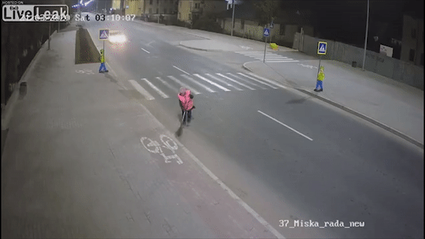 Oto phong nhanh huc bay nguoi lao cong roi bo chay hinh anh