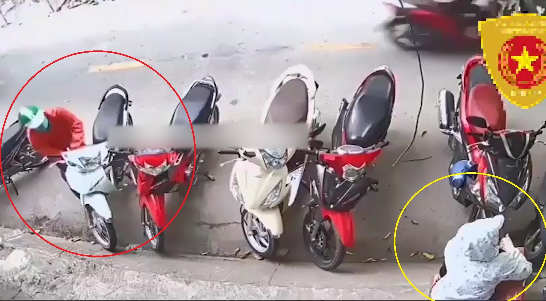 Mai noi chuyen, nguoi trong xe khong biet bi trom be khoa hinh anh