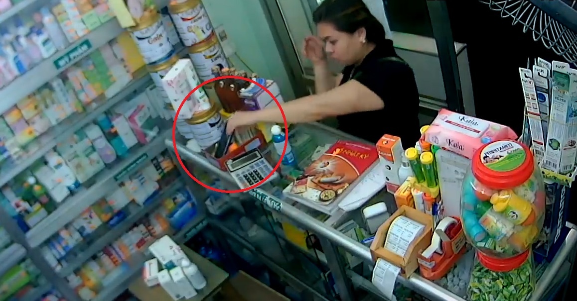 Nguoi phu nu vao tiem thuoc roi trom luon dien thoai hinh anh