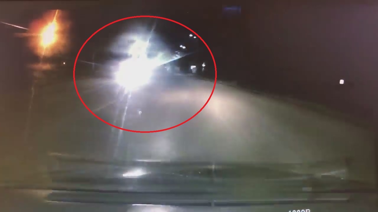 Da tu xe tai roi xuong duong vang vo den oto hinh anh