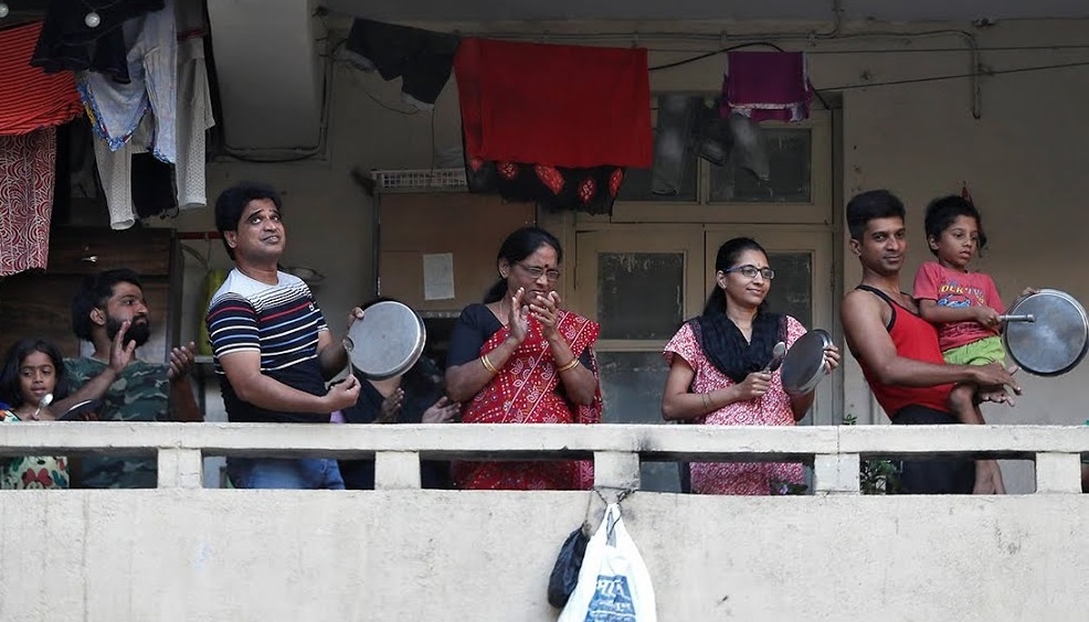 Dan An Do dap noi va chao khich le nhan vien y te hinh anh