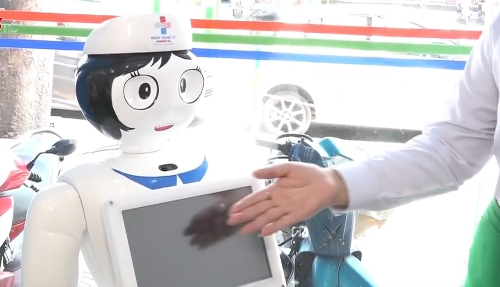 TP.HCM thu nghiem robot khu khuan phong cach ly hinh anh