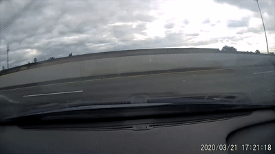 Oto bi xe phia sau dam xoay tron tren cao toc hinh anh